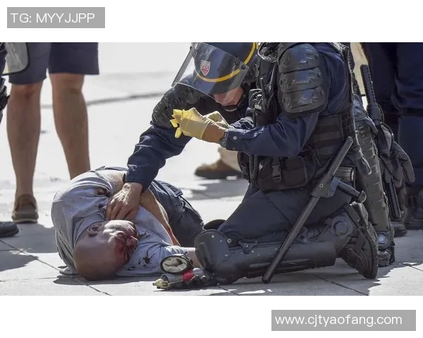 足球明星与黑帮的关系揭秘：光鲜背后的阴暗面探讨