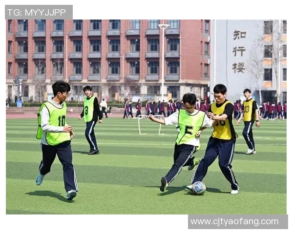 上体育课踢足球的利与弊探讨及对学生身心发展的影响分析